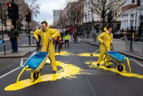 FOTO // Drapel ucrainean uriaș în fața ambasadei Rusiei din Londra, pictat de activiști